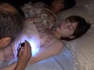 Con trai đi công tác, bố ở nhà "giúp" cô con dâu có em bé