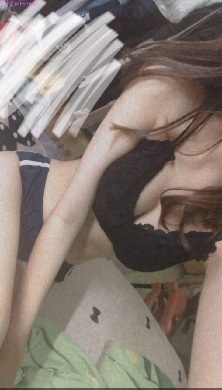 Bố đi làm ăn, con trai ở nhà nhìn thấy má thẩm du trong phòng